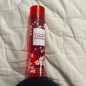 Bath & Body Works JAPANESE CHERRY BLOSSOM
Fine Fragrance Mist